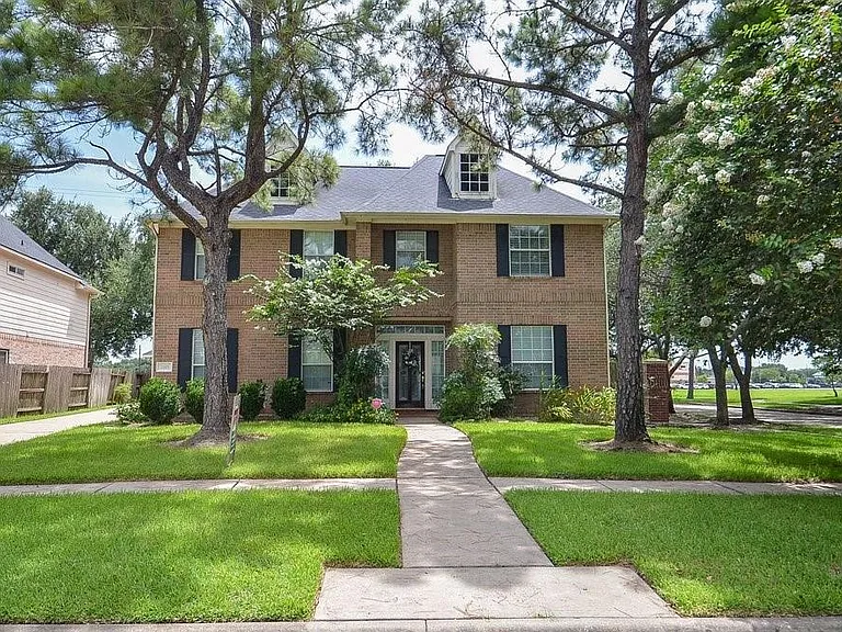 2515 Lansing Cir — Photo 2