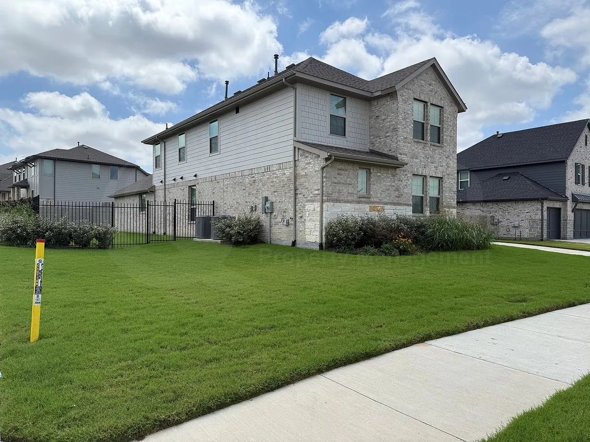 6 bed, 4.0 bath, 3870 sqft, $3,799 — Photo 3