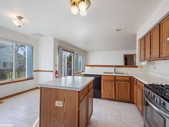 5th image of 648 Larch Dr