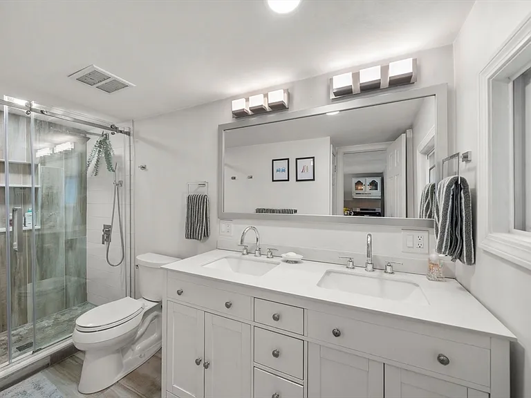 528 E 3rd St #1 — Photo 6