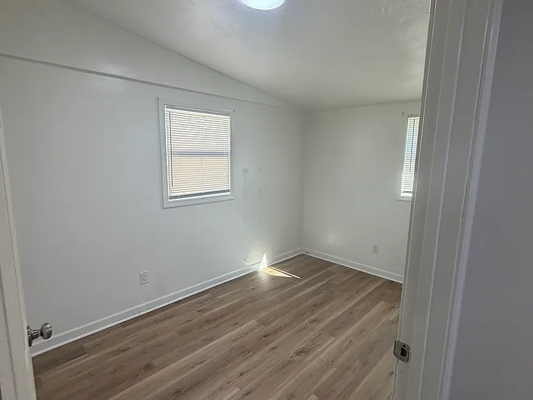 555 Dearborn Ave — Photo 14