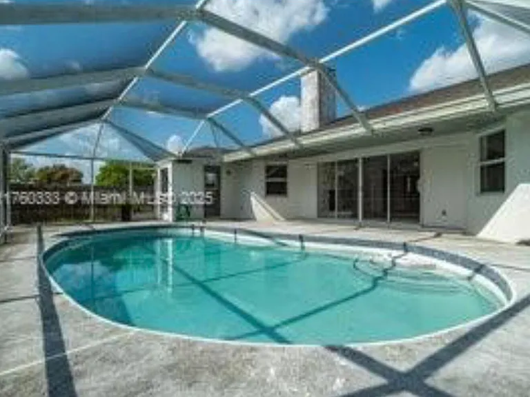 242 SE Duval Ave — Photo 2