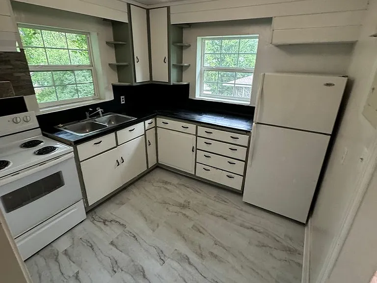 230 N Hume Ave — Photo 2
