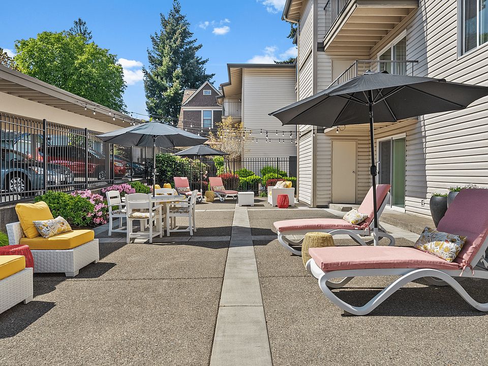 Resident Courtyard l Bayridge Apartments