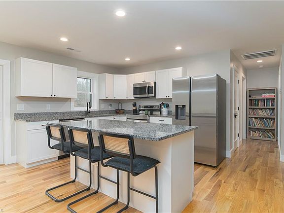 4th image of 313 Dogwood Ln