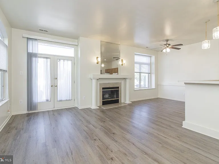 1004 Barbaras Ct — Photo 2