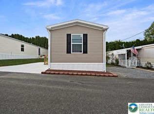 11 Woodland Ln, Mertztown, PA 19539