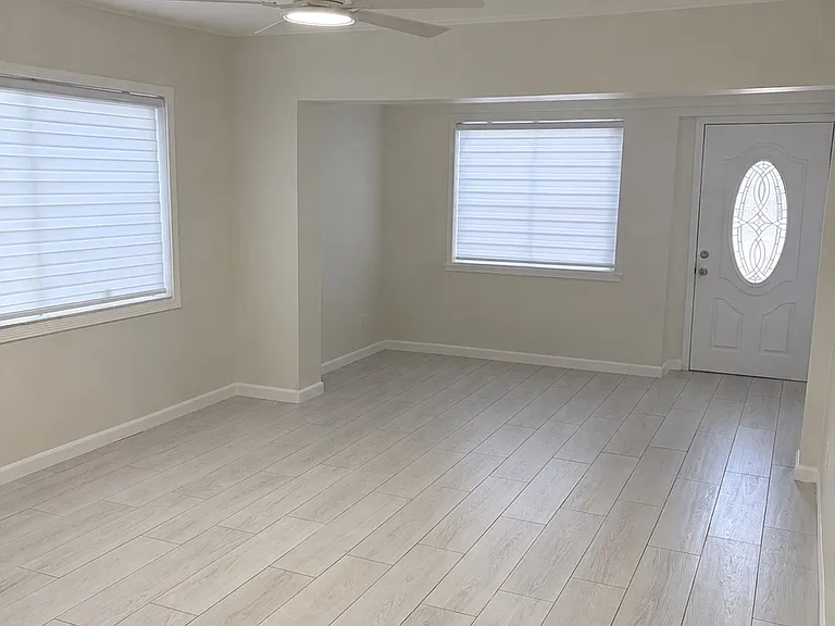 1431 NW 30th St — Photo 3