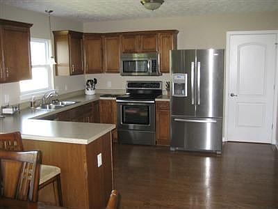 3rd image of 923 Lauren Ct