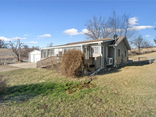 1353 Naples Ave NE, Solon, IA 52333