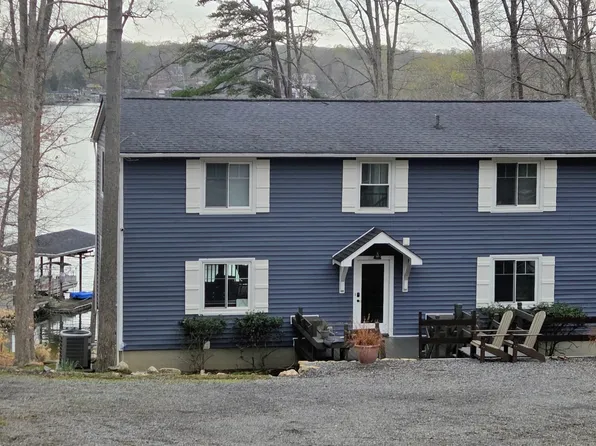 102 Waters Edge Ln, Moneta, VA 24121