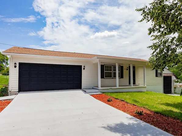8105 Suncrest Dr, Des Moines, IA 50320