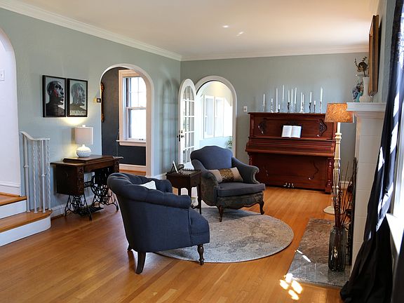 4th image of 18 Algonquin Wood Pl