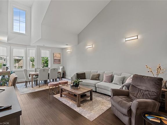 5th image of 8 Saint Andrews Ln S