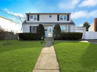 516 17th St, West Babylon, NY 11704
