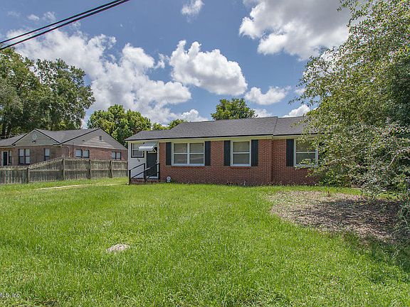 3rd image of 776 Gardenia Ln