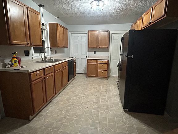 Kitchen with dishwasher, stove, fridge and garbage disposal