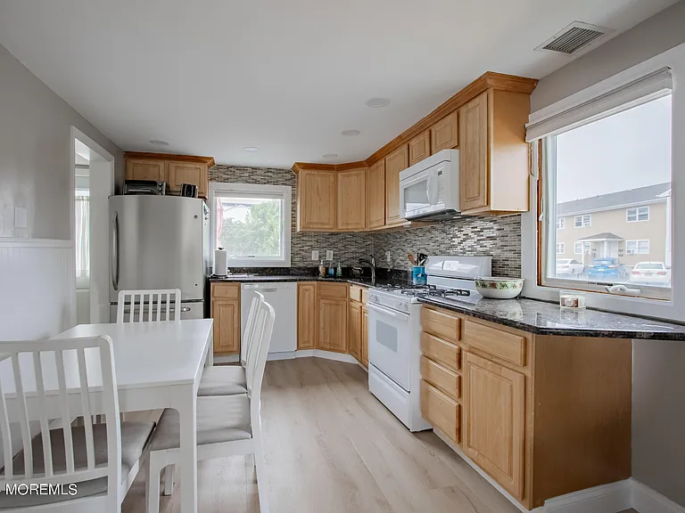 32 Howland Ave — Photo 7