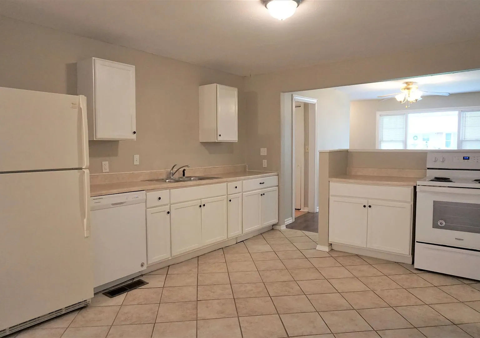 3 Bed 2 Bath 1 Car Garage -The Village NW OKC — Photo 4