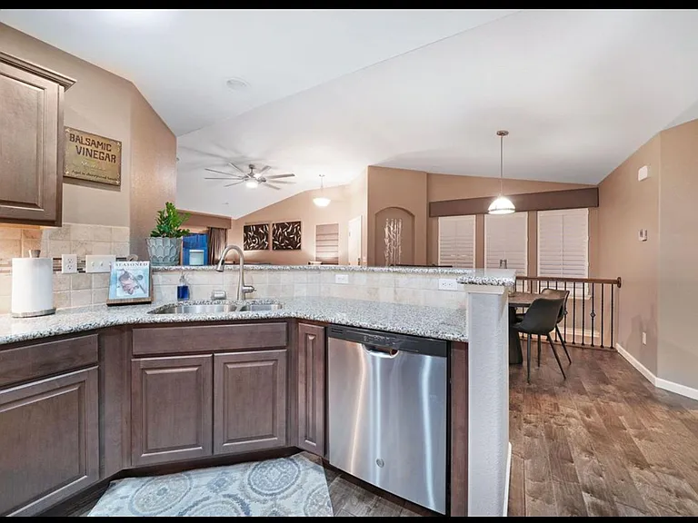 824 Yellow Jasper Point — Photo 10