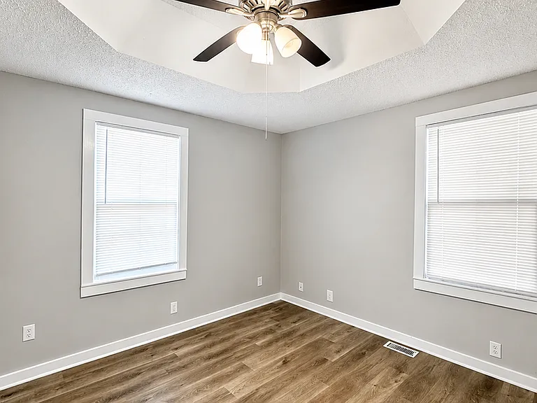 210 W College St — Photo 10