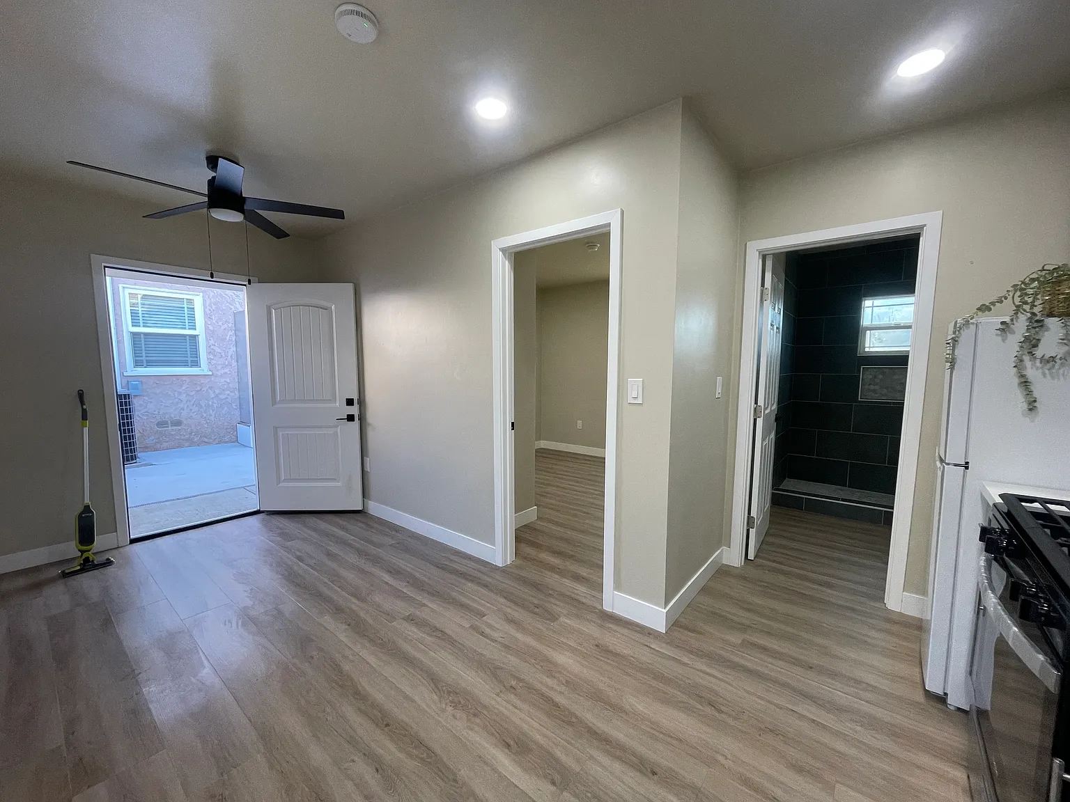 1 bed, 500 sqft, $2,100 — Photo 3