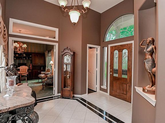 The beauty of your home doesn't just stay outside. The masterful design of the house continues as soon as you walk through the door.