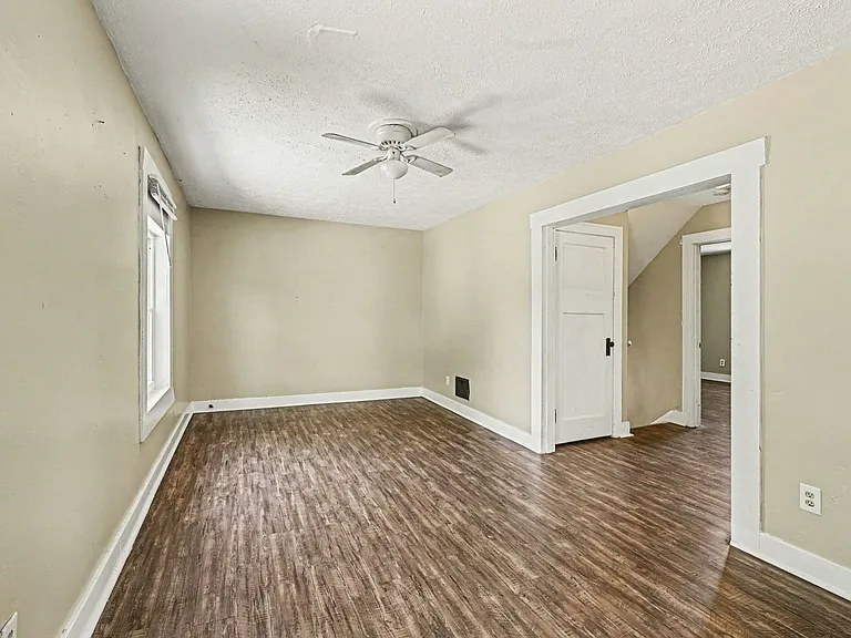 427 Kolping Ave #429 — Photo 8