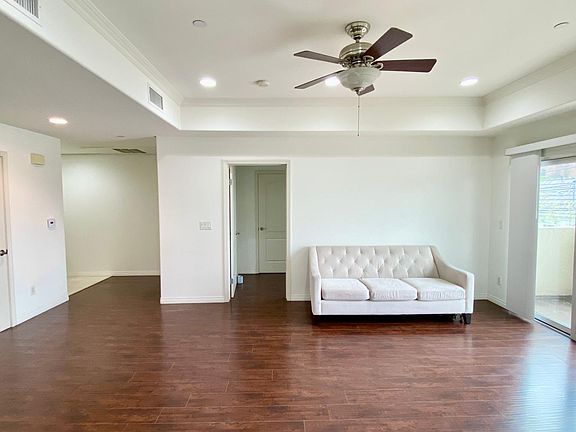 For Rent: $3,250 (2 beds, 2.5 baths, 1,170 Square Feet)