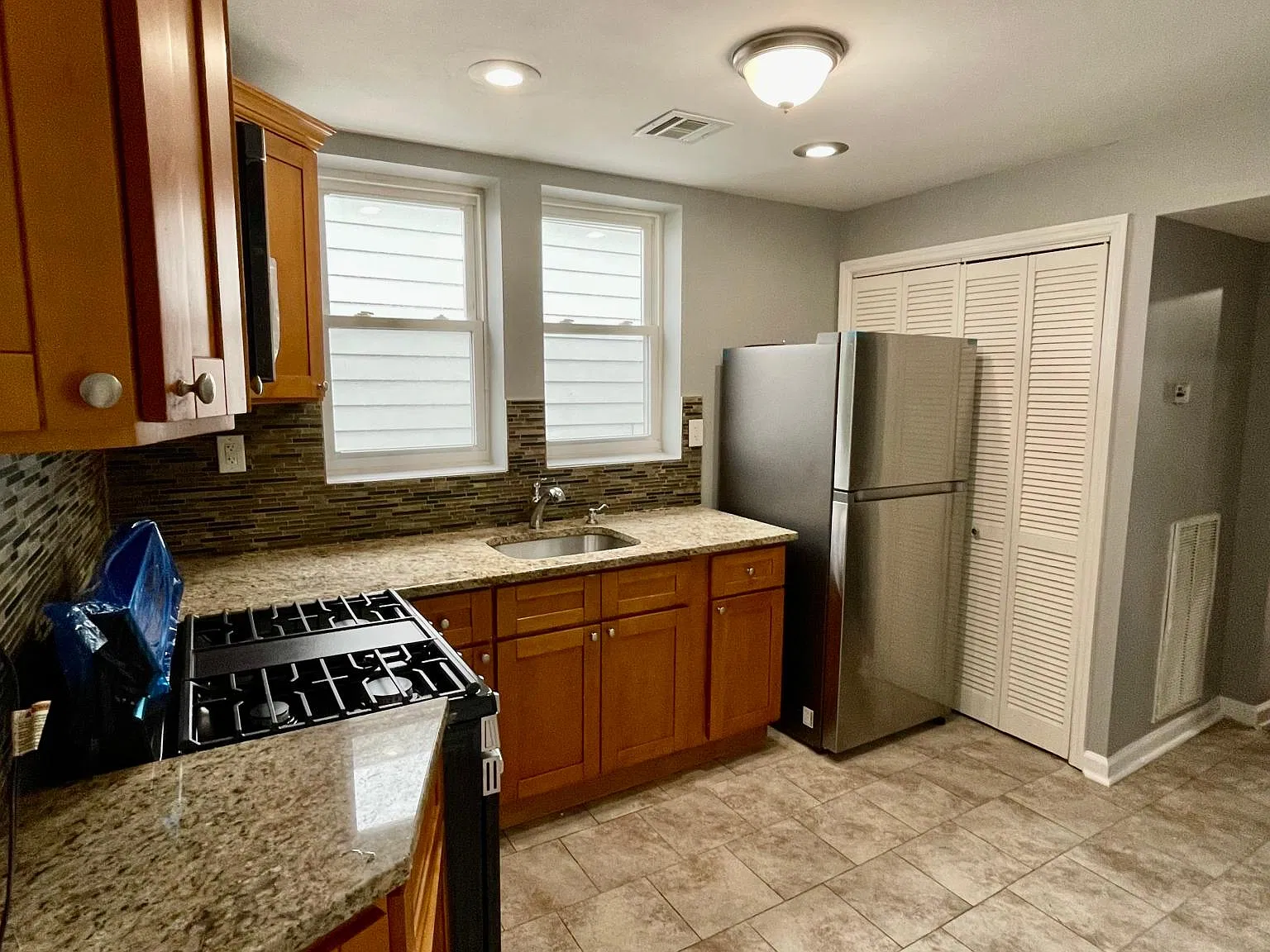 2 bed, 800 sqft, $2,200 — Photo 3