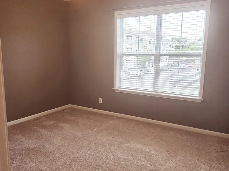 521 Sloan Ct — Photo 16