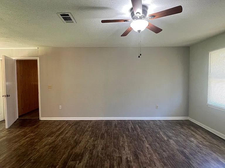 211 Laverne Dr — Photo 4