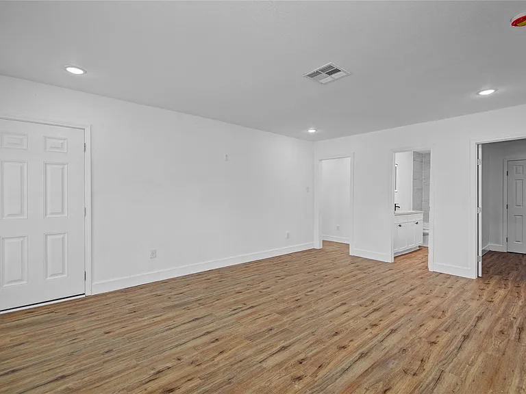 1203 W 6th St — Photo 7