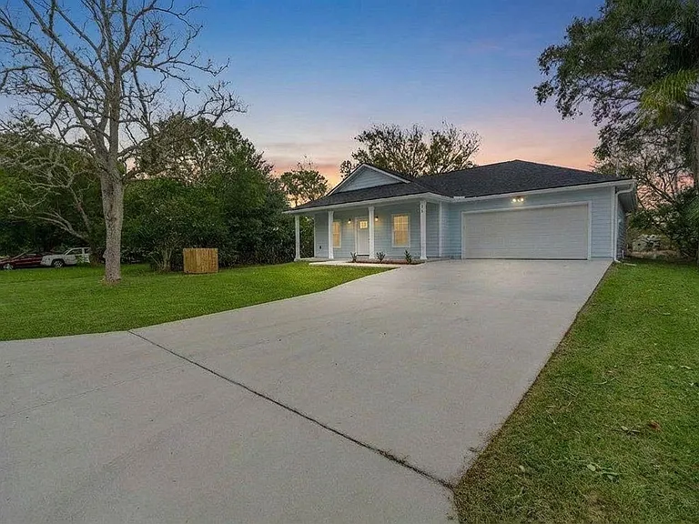679 Coral Cir — Photo 2