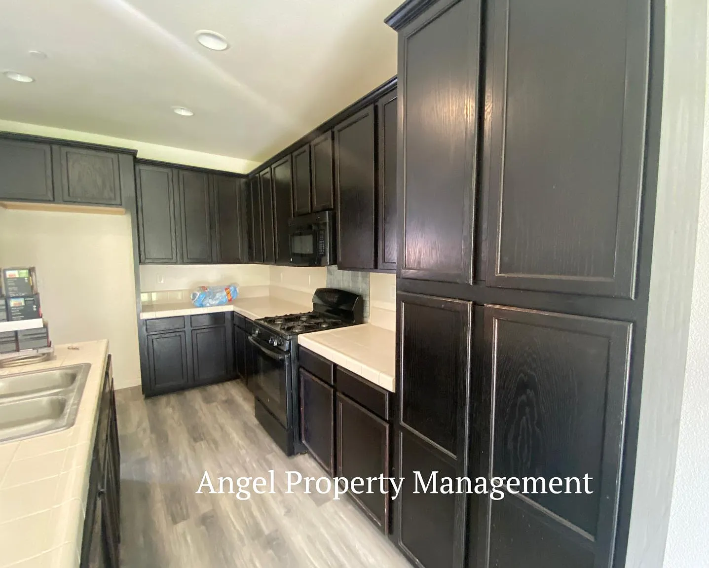 4 bed, 3.5 bath, 2168 sqft, $3,025 — Photo 3