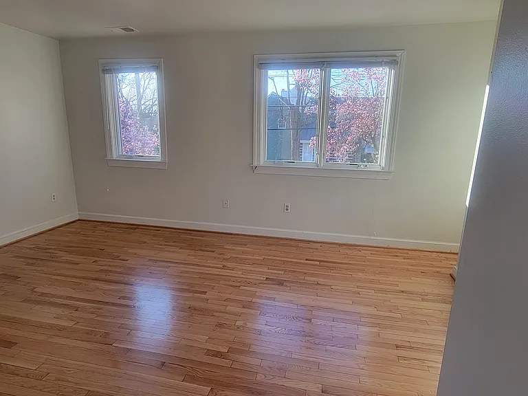 216 E Marshall St — Photo 10