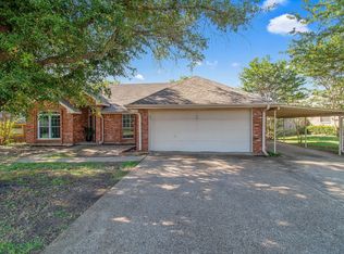 108 Meadowbend Dr, Cedar Hill, TX 75104