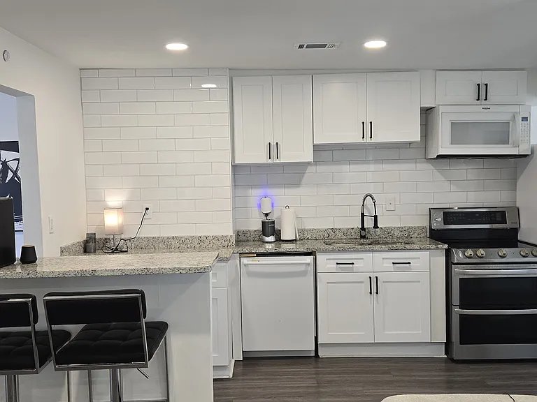 606 W Lake Ave NW — Photo 4