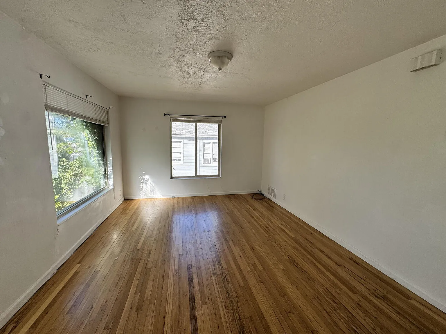 3 bed, 1.0 bath, 1618 sqft, $1,825 — Photo 2