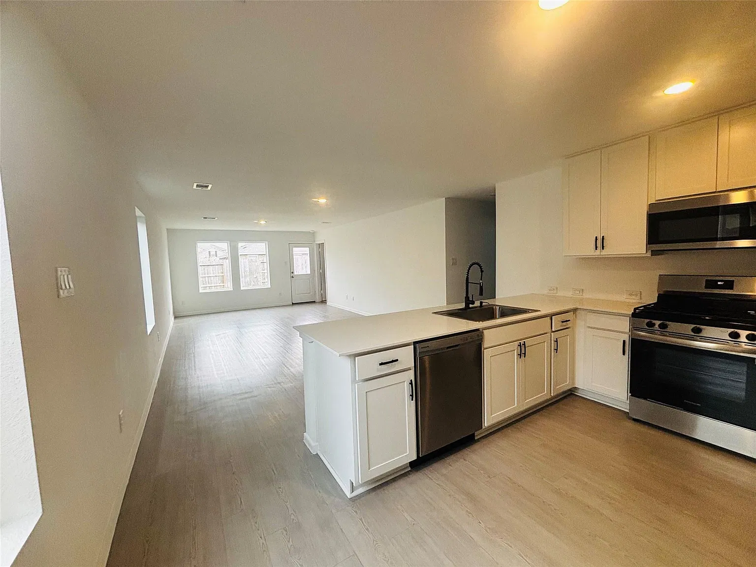 4 bed, 2.5 bath, 1970 sqft, $2,000 — Photo 4
