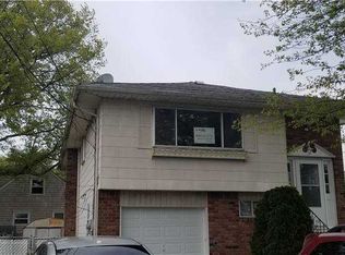 2 Elmira St, Hicksville, NY 11801