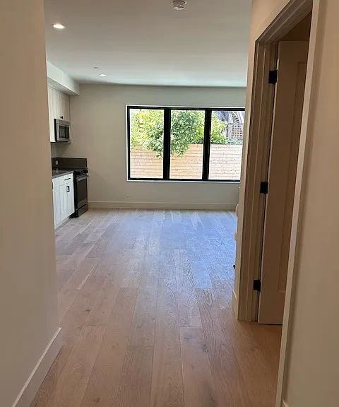 986 S Van Ness Ave #204 — Photo 4