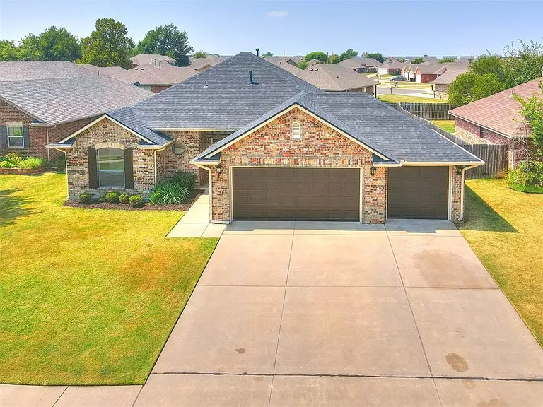 1209 Stoneridge Dr — Photo 3