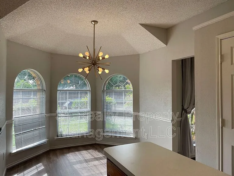 1304 Rosewood Ln — Photo 3