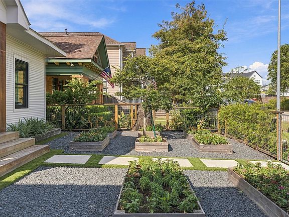 4th image of 620 W 21st St