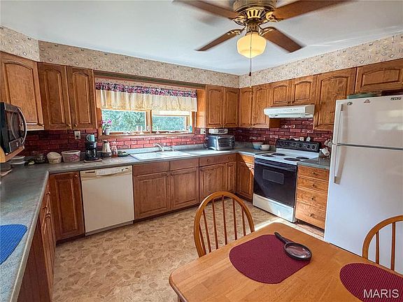 5th image of 100 Fisher Ave