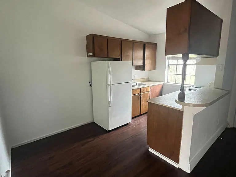 1916 Holloman Dr E — Photo 2