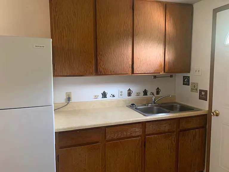915 W Kemp Ave — Photo 2