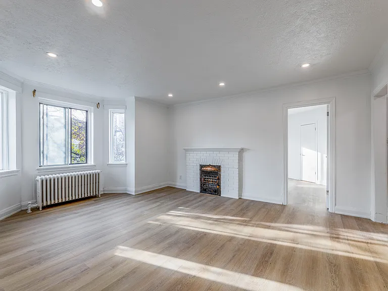 320 Lonsdale Rd — Photo 51
