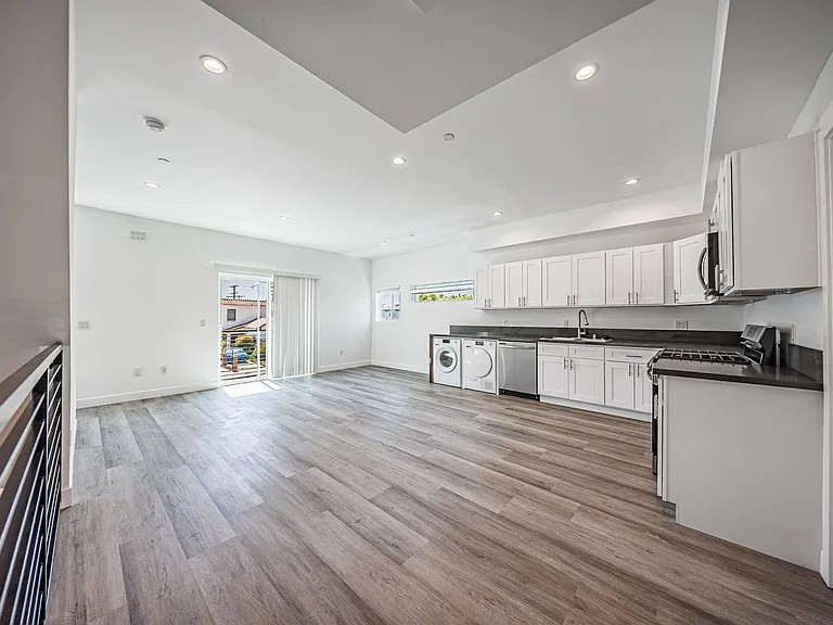 3015 Alsace Ave — Photo 73